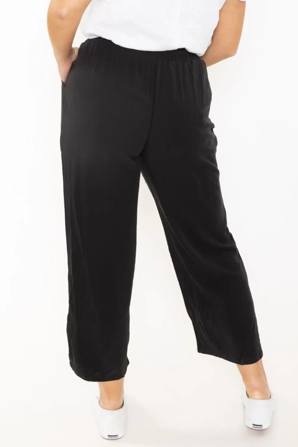 Slit Cut At The Hem Pant In Black